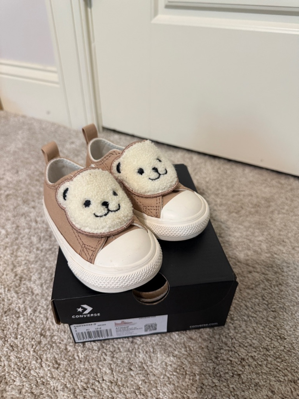 Converse Kids Beige Bear Slip-On Sneakers size 5